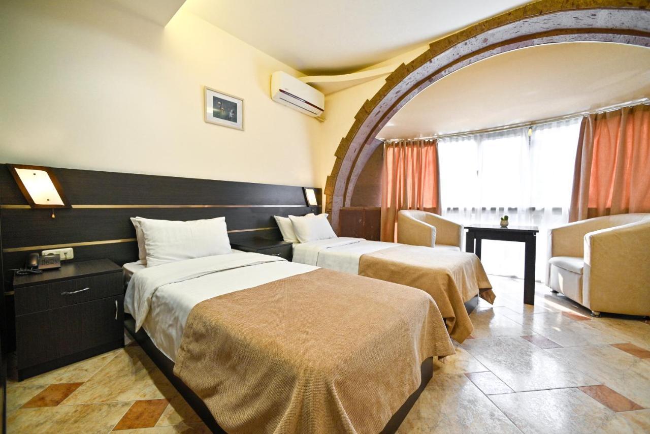 Skyline Hotel Jerevan Buitenkant foto