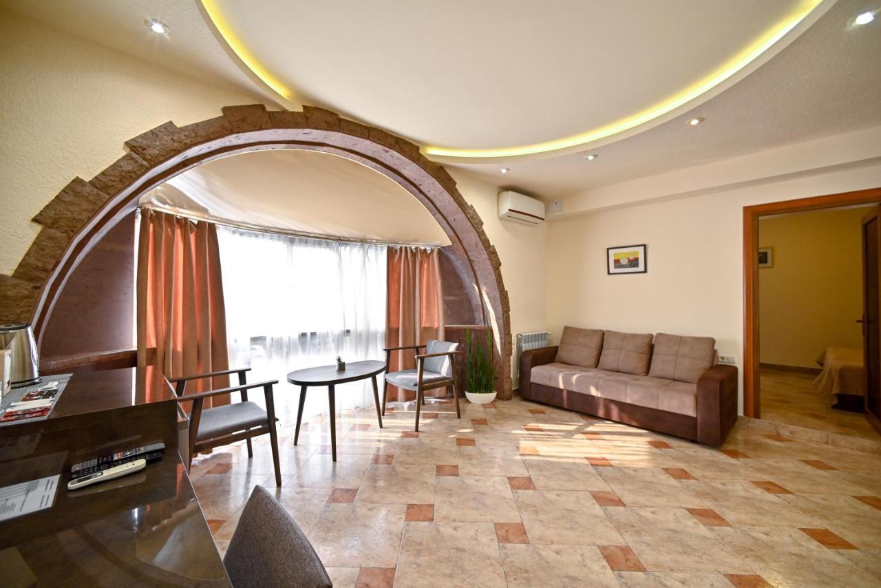 Skyline Hotel Jerevan Buitenkant foto