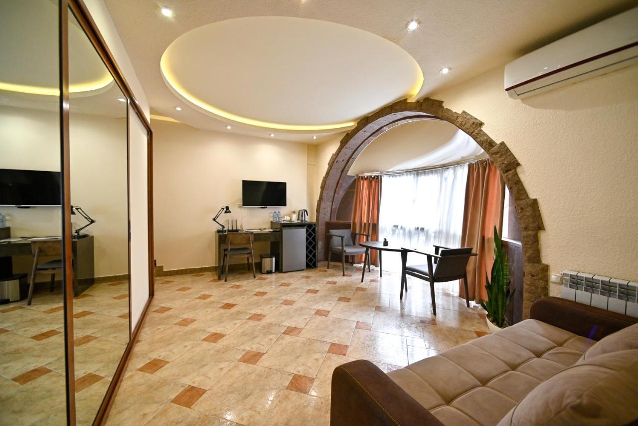 Skyline Hotel Jerevan Buitenkant foto