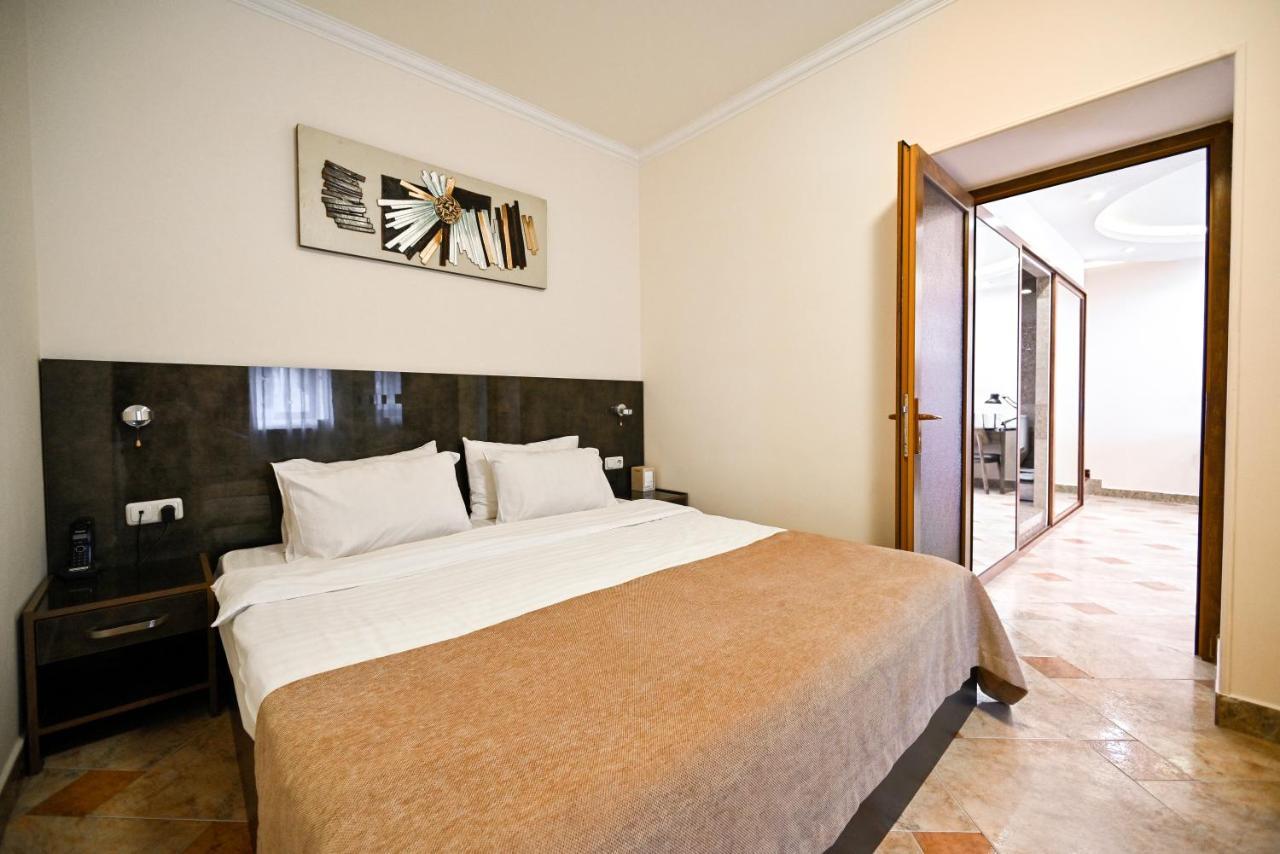 Skyline Hotel Jerevan Buitenkant foto