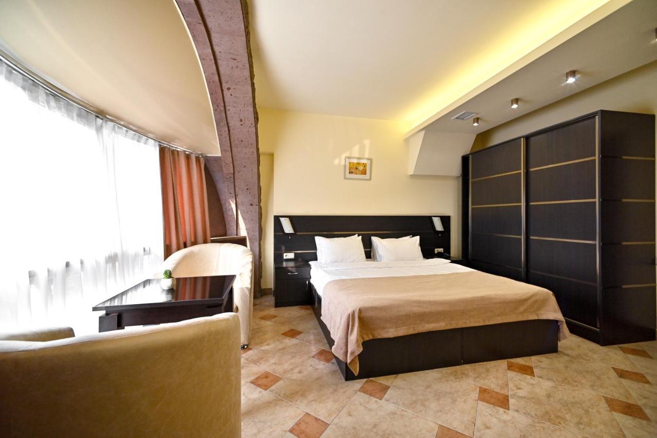 Skyline Hotel Jerevan Buitenkant foto