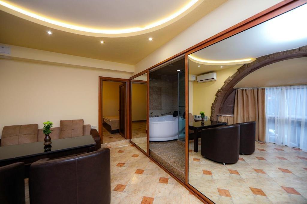 Skyline Hotel Jerevan Buitenkant foto